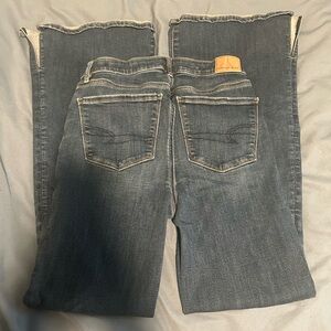 Dark wash American eagle flare jeans with a 30" inseam #flares #americaneagle